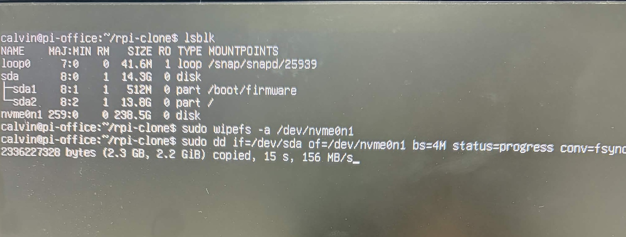 dd 명령으로 USB 시스템을 NVMe SSD에 복사하는 진행 화면